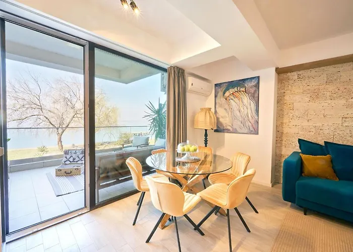 Aquarama View 2br Free Parking *